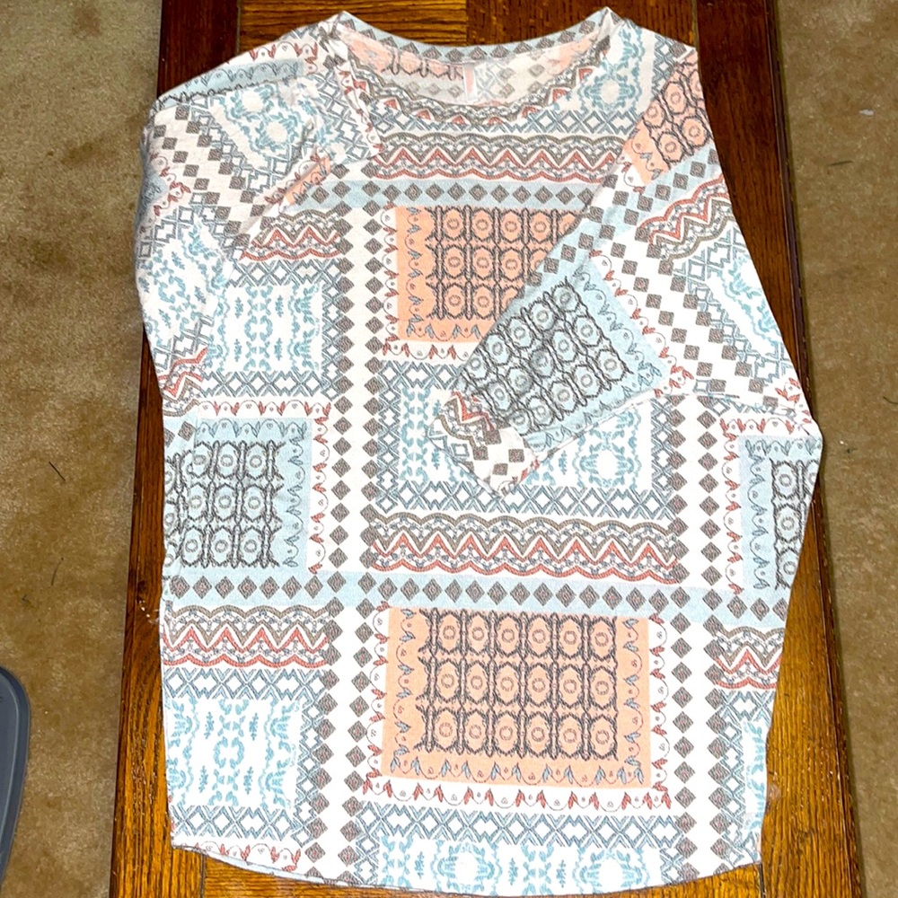 Size medium maternity top. Like brand new.